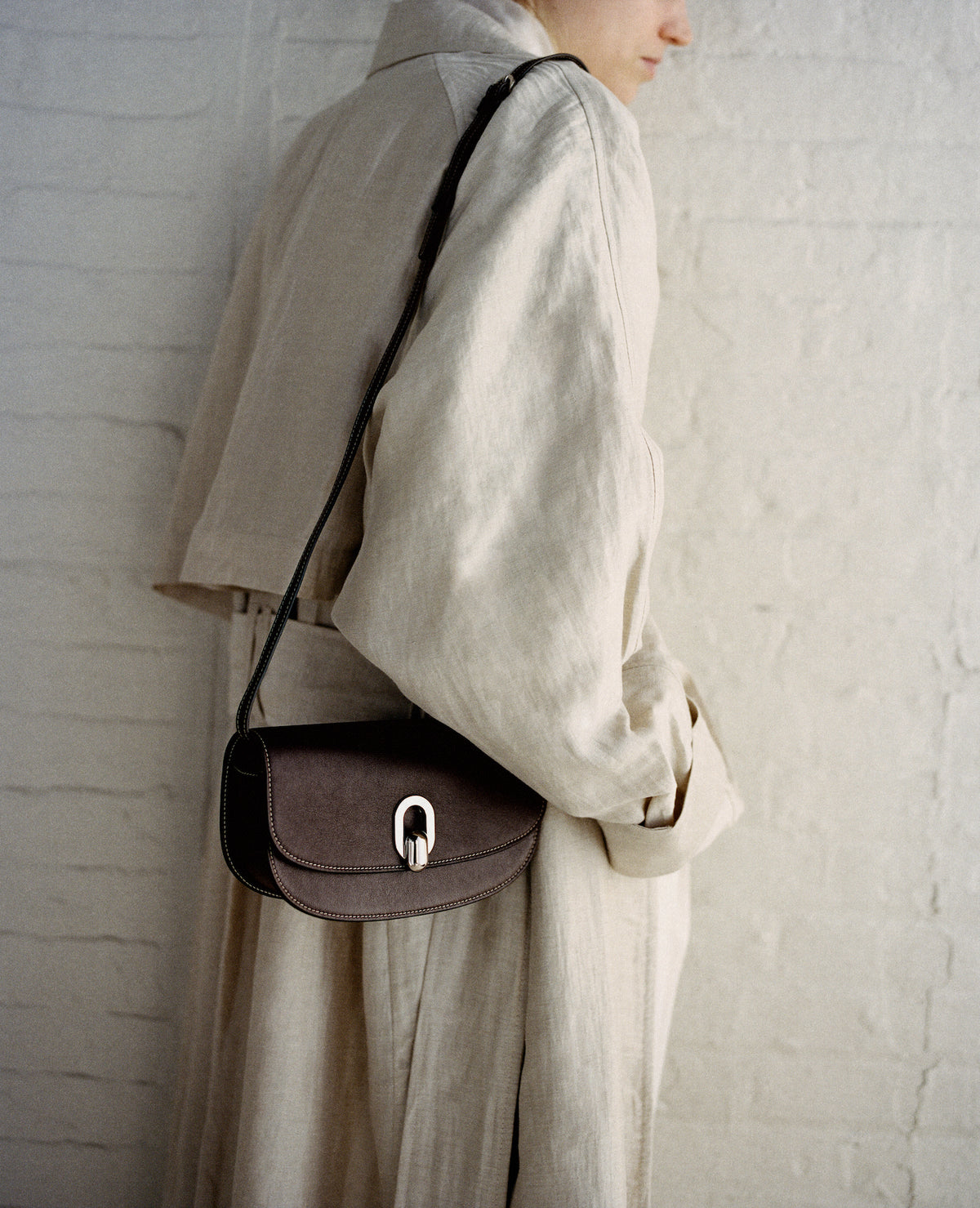on model view of currant brown bag with silver clasp