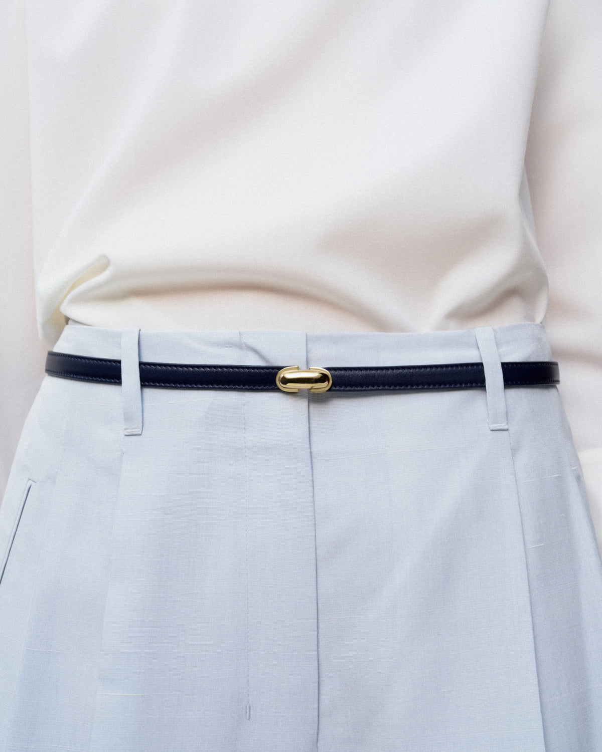 on model image of black belt with hold clasp