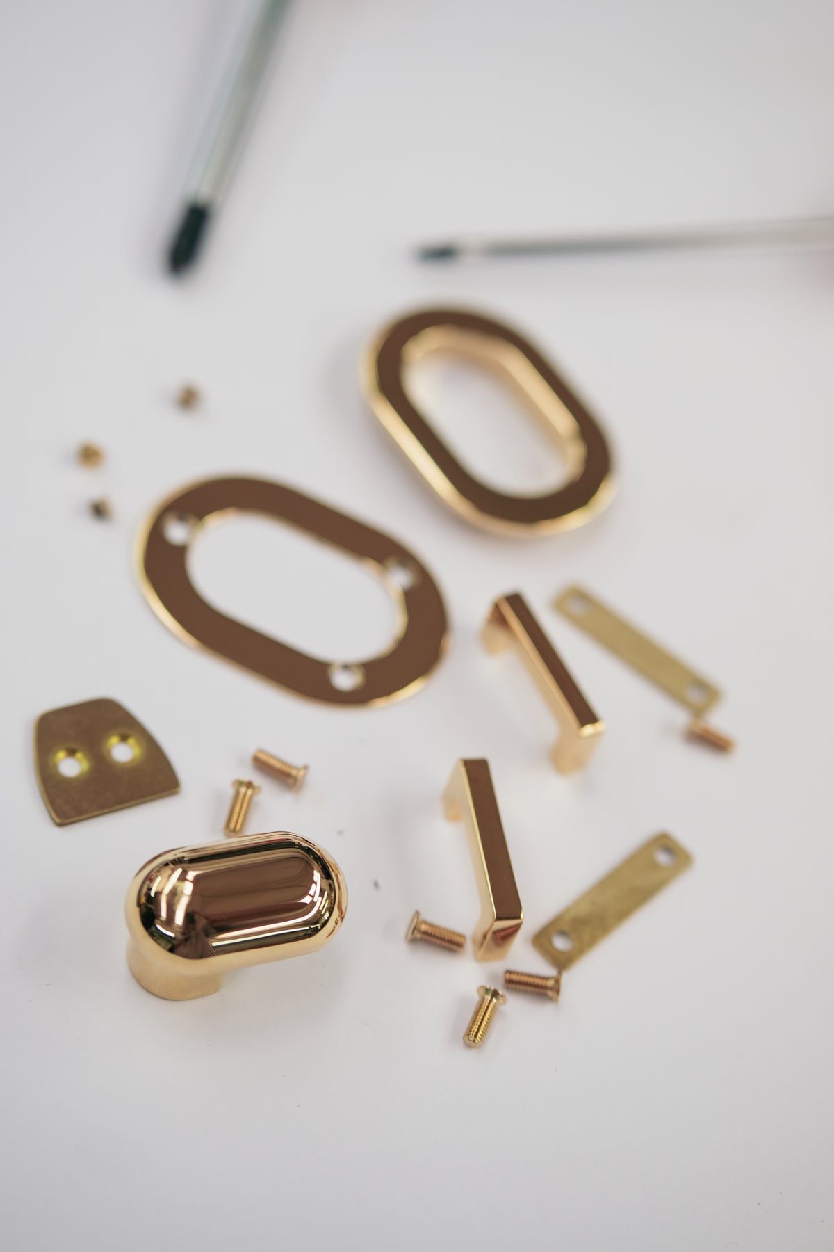 Metal hardware components for the lock of a handbag